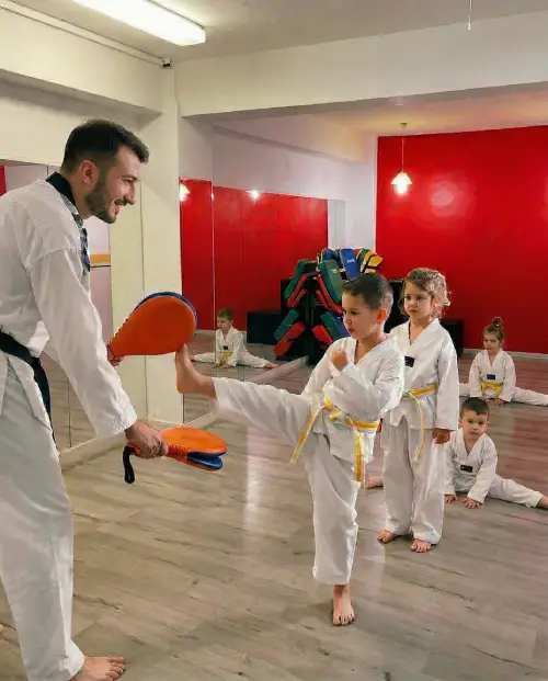 copii care sarbatoresc castigarea centuri taekwondo